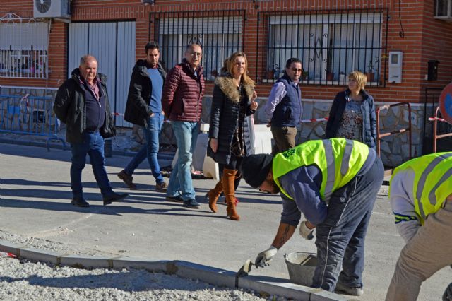 El POS trabaja ya en la renovación de aceras y el refuerzo de aceras en varias calles del municipio - 3, Foto 3