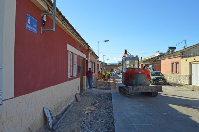 El POS trabaja ya en la renovación de aceras y el refuerzo de aceras en varias calles del municipio - 4, Foto 4