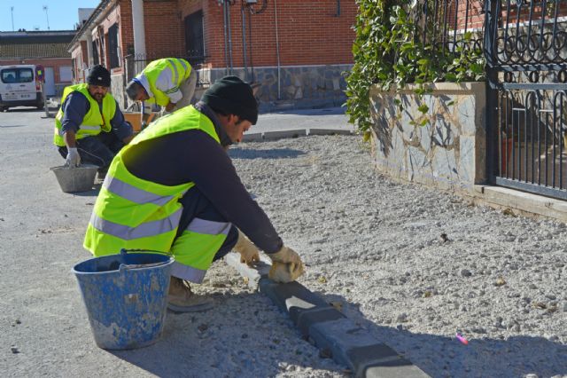 El POS trabaja ya en la renovación de aceras y el refuerzo de aceras en varias calles del municipio - 5, Foto 5