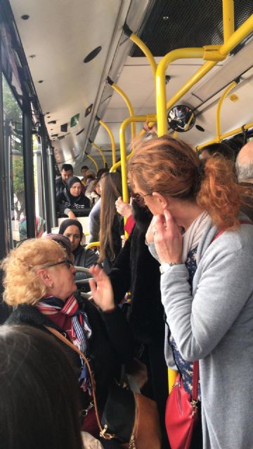 Denuncian que el hacinamiento del autobús de la Línea 31 provoca en Puente Tocinos provoca casos de ansiedad y desmayo entre los usuarios - 1, Foto 1