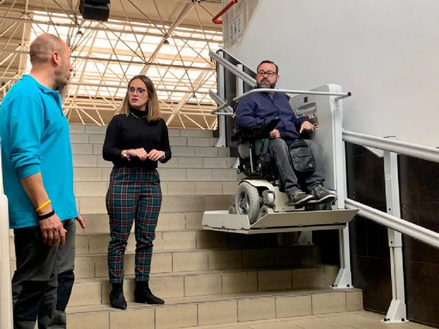 La Concejalía de Deportes coloca una plataforma elevadora en el C.D Felipe VI para mejorar la accesibilidad de esta instalación - 1, Foto 1