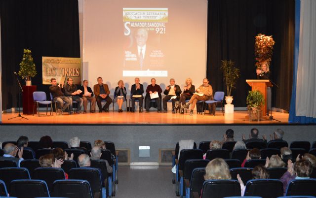 La asociación literaria Las Torres homenajea al poeta Salvador Sandoval en su 92° cumpleaños - 1, Foto 1