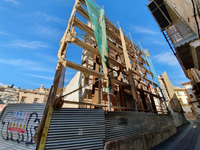 El Ayuntamiento de Lorca informa del inicio de los trabajos de revisión y reposición de los apeos de la fachada del inmueble que albergará el Palacio de Justicia - 1, Foto 1