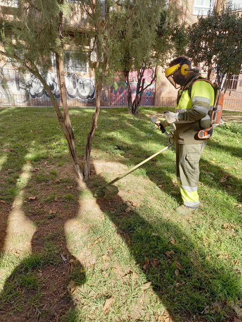 El Ayuntamiento continúa su apuesta por mejorar el medioambiente con el uso de maquinaria eléctrica para el cuidado de los jardines - 1, Foto 1