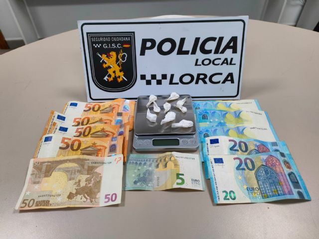 La Policía Local de Lorca detiene a una persona, con numerosos antecedentes, por un presunto delito contra la Salud Pública tras intervenirle ocho papelinas de cocaína en su ropa interior - 1, Foto 1