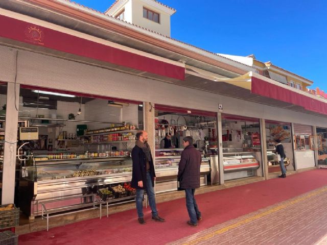 El Ayuntamiento de Lorca instala toldos impermeables en los puestos de venta de la Plaza de las Hortalizas del barrio de San Cristóbal - 1, Foto 1