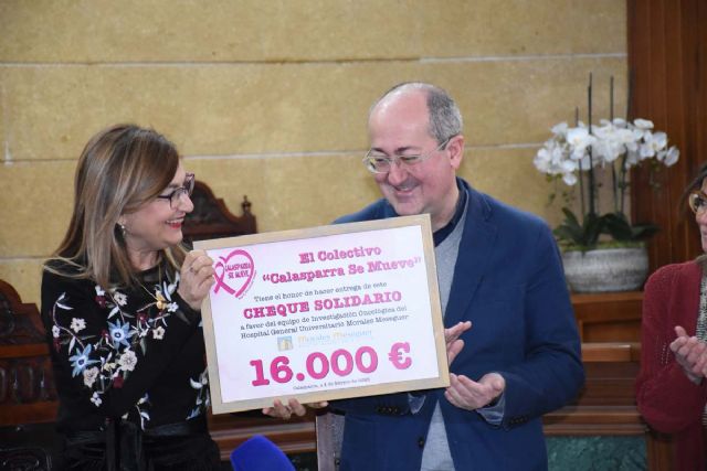 El colectivo Calasparra se Mueve hace entrega de un cheque solidario de 16.000 euros a la Unidad de Investigación Oncológica del Hospital General Universitario Morales Meseguer - 1, Foto 1