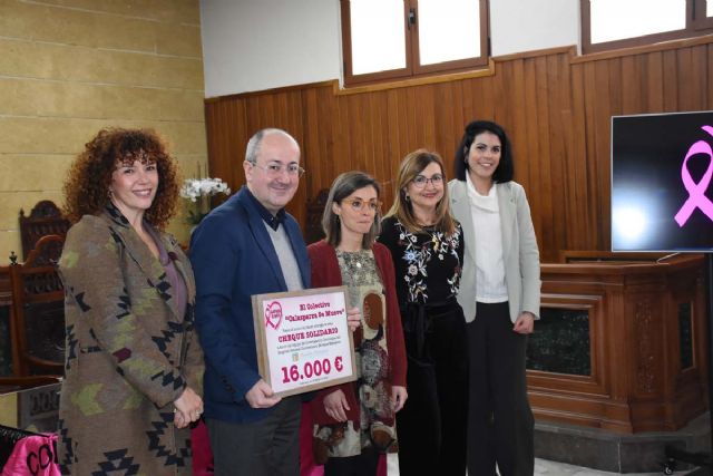 El colectivo Calasparra se Mueve hace entrega de un cheque solidario de 16.000 euros a la Unidad de Investigación Oncológica del Hospital General Universitario Morales Meseguer - 3, Foto 3
