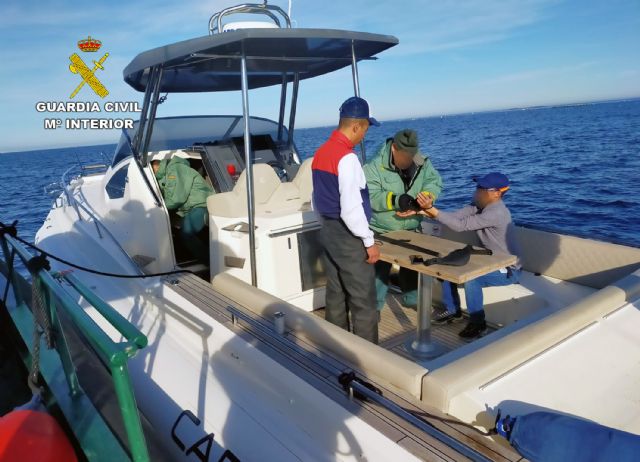 La Guardia Civil detiene a dos hombres a bordo de una lancha de alta velocidad sustraída en Gerona - 3, Foto 3