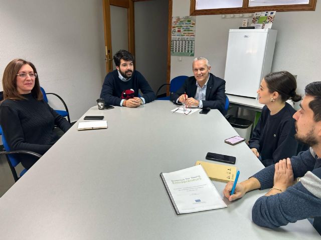 Representantes del CEEIM presentan a la Concejalía de Formación y Empleo de Molina de Segura el programa Erasmus para Jóvenes Emprendedores - 1, Foto 1