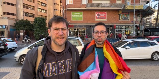 Activistas LGTBIQ+ de Podemos en la sede de Vox: La vergüenza sois vosotros - 1, Foto 1