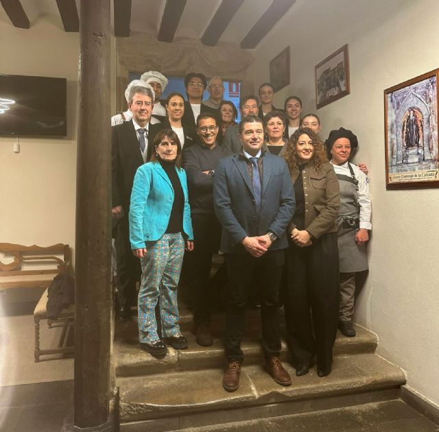 Alumnos de la Escuela de Hostelería y Turismo del IES La Flota llevan la gastronomía de la Región a una jornada en La Rioja - 1, Foto 1