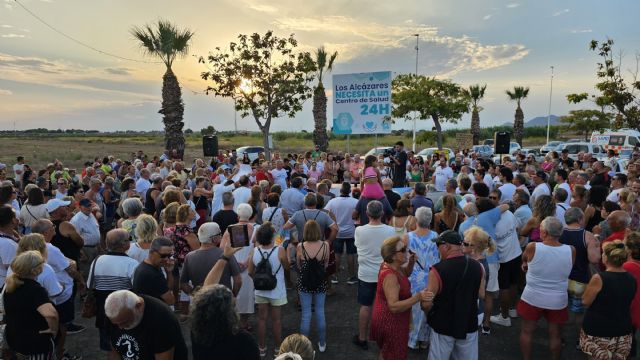 Los Alcázares entrega cerca de 15.000 firmas para exigir un centro de salud 24 horas y rechazar la incineradora sanitaria - 3, Foto 3