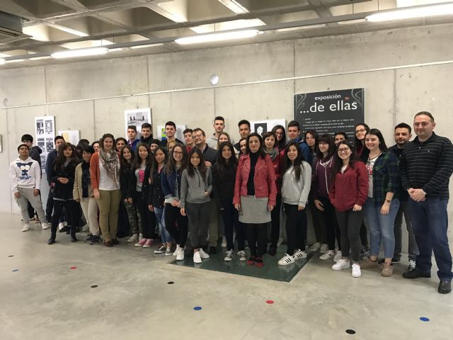 La exposición ...de ellas en la Sala de Exposiciones de la Biblioteca de Torre-Pacheco. - 2, Foto 2