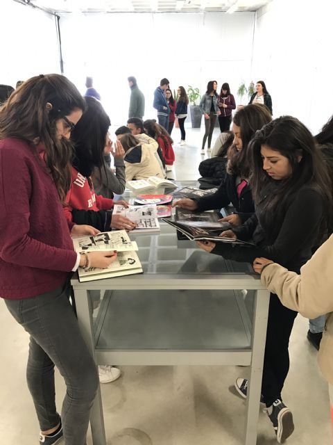 La exposición ...de ellas en la Sala de Exposiciones de la Biblioteca de Torre-Pacheco. - 3, Foto 3