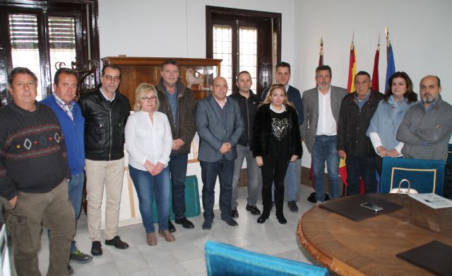 Ayuntamiento, empresarios, comerciantes y hosteleros de Cieza se solidarizan con los agricultores ante la manifestación de Madrid - 1, Foto 1