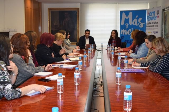El protocolo de la Comunidad para emplear a mujeres maltratadas facilitó 454 contrataciones en 2017 y se acerca a las 2.500 en total - 1, Foto 1