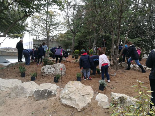 Los niños del Colegio Antonio Machado participan en una plantación guiados por las alumnas de la Escuela Taller de Bullas - 3, Foto 3