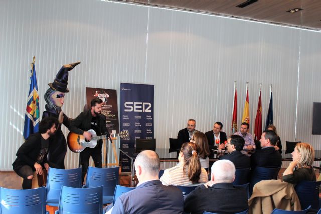 La Federación de Peñas ha anunciado al director general de Hidrogea, Javier Ybarra, como Brujo del Año para las próximas Fiestas de Mayo - 5, Foto 5