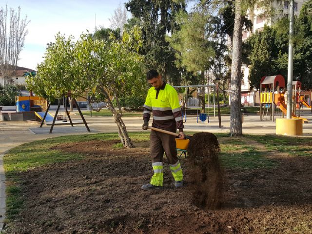 Parques y Jardines resiembra las zonas verdes con césped con la llegada de la primavera - 2, Foto 2