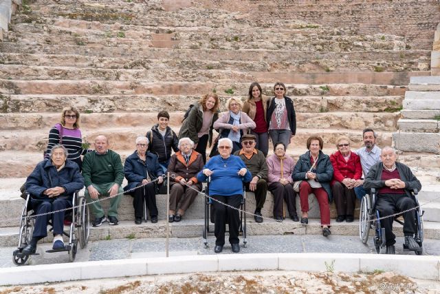 Mayores de los centros de día de El Algar y Los Dolores visitan el Teatro Romano de Cartagena - 1, Foto 1