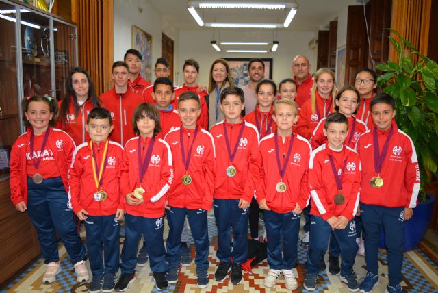 La alcaldesa recibe a los integrantes del Club Kárate tras los éxitos cosechados en el Campeonato Regional Infantil y Senior - 1, Foto 1