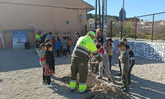 Escolares de Zeneta participan en la plantación de nuevo arbolado dentro del Plan Foresta - 1, Foto 1