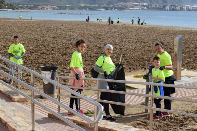 80 voluntarios recogen 500 kilos de desechos en la jornada de concienciación 'cuidemos nuestras playas', Foto 1