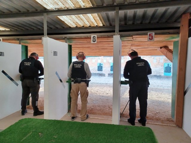 Miembros del Cuerpo de la Policía Local de Totana realizan prácticas de tiro de acuerdo a la normativa vigente, Foto 1