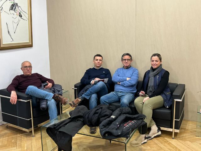 Los delegados del SIME en el Ayuntamiento de Murcia acuden a la glorieta para solicitar una reunión urgente con el Alcalde - 1, Foto 1