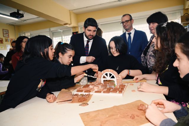 López Miras anuncia la gratuidad de los libros de texto entre 3° de Primaria y 4° de ESO - 3, Foto 3