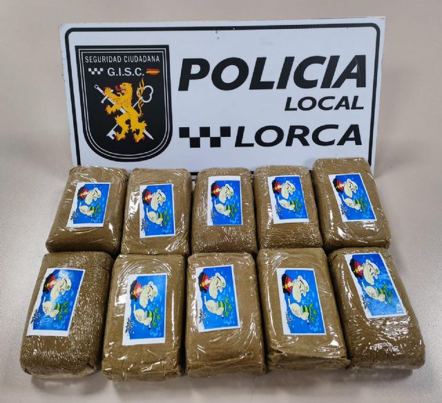 El Policía Local de Lorca detiene a dos personas por tráfico de drogas en las inmediaciones de la carretera Almenara al interceptarlas con un kilo de hachís - 1, Foto 1