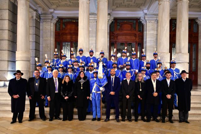 Los Escoltas y Honores lucen un corbatín blanco obsequiado por la Agrupación del Jesús Resucitado - 1, Foto 1