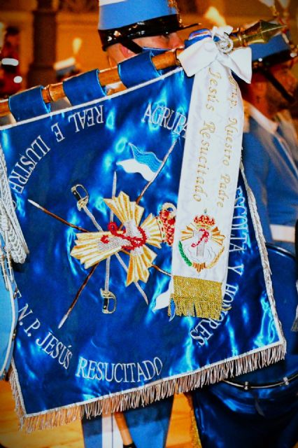 Los Escoltas y Honores lucen un corbatín blanco obsequiado por la Agrupación del Jesús Resucitado - 2, Foto 2