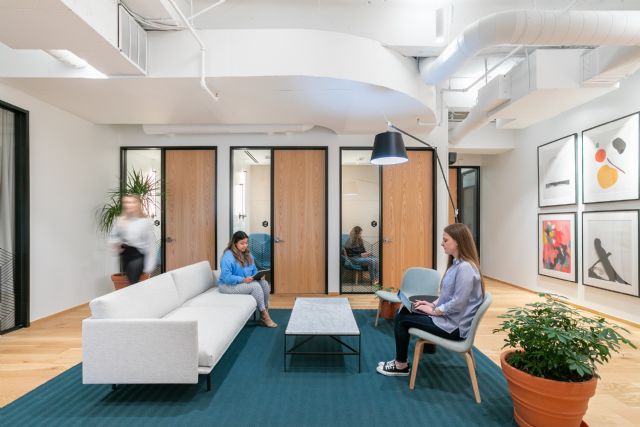 El trabajo híbrido ha permitido al 53% de las mujeres crecer en el entorno laboral - 1, Foto 1