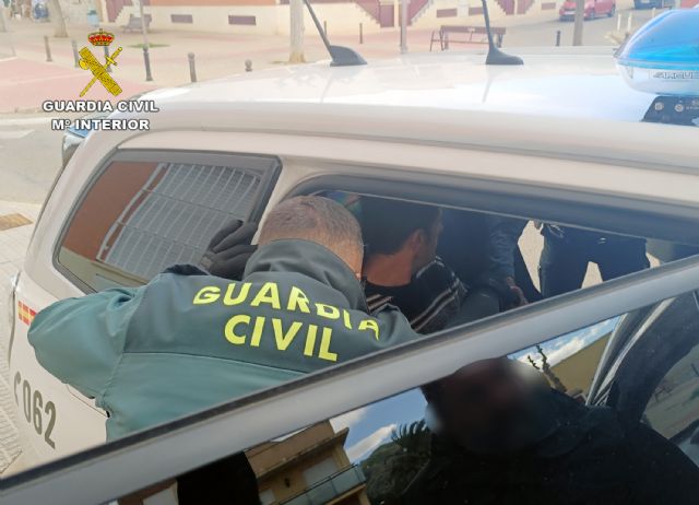 La Guardia Civil detiene a tres experimentados delincuentes por atracos en comercios y robos en garajes de Murcia - 1, Foto 1