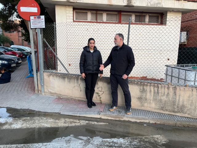 El PSOE denuncia la inacción del PP ante la fuga de agua que pone en riesgo la seguridad de escolares y vecinos en Cabezo de Torres - 1, Foto 1