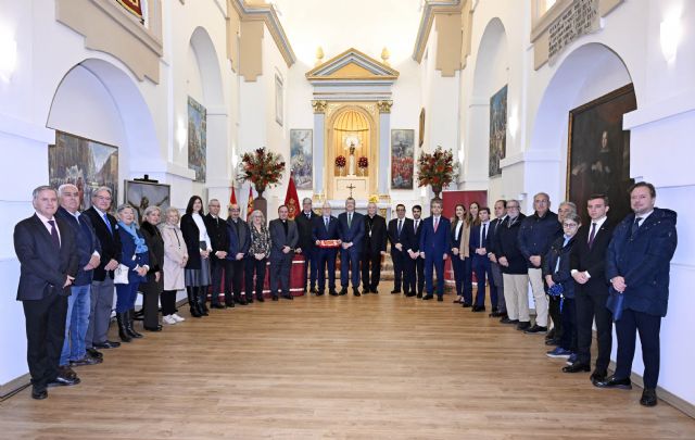 El Ayuntamiento entrega la bandera del municipio al Real y Muy Ilustre Cabildo Superior de Cofradías - 2, Foto 2