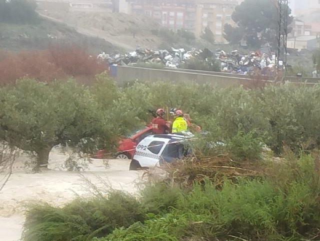 Rescatan a una mujer que quedó atrapada en su vehículo mientras circulaba por la carretera de Caravaca, en Lorca - 1, Foto 1