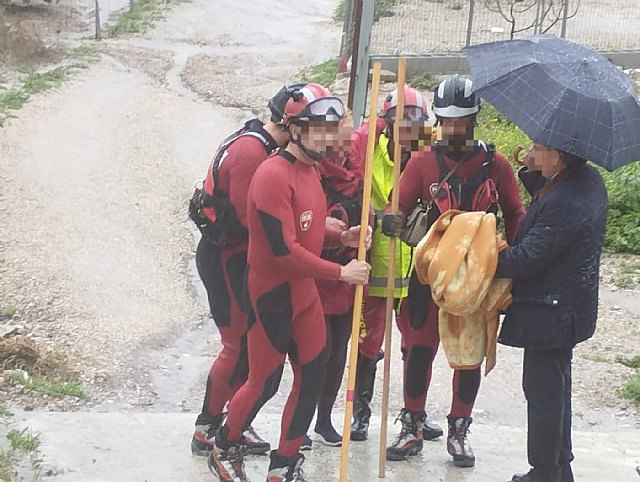 Rescatan a una mujer que quedó atrapada en su vehículo mientras circulaba por la carretera de Caravaca, en Lorca - 2, Foto 2