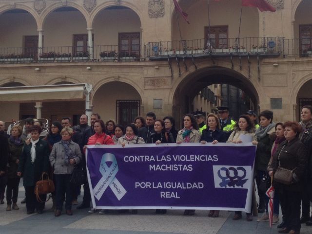 La Directora General de la Mujer de la Comunidad Autónoma se suma a la concentración mensual contra la violencia de género - 1, Foto 1