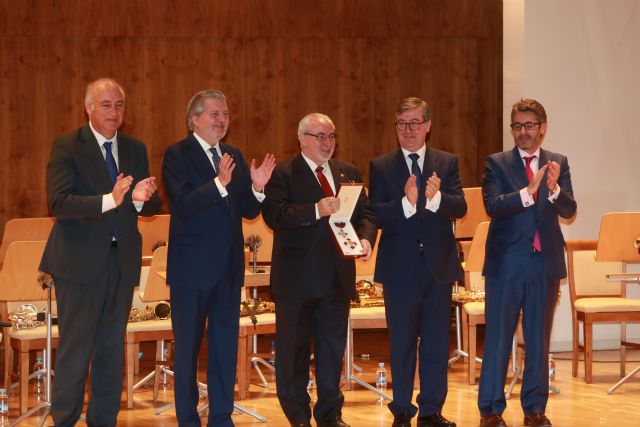 El ministro de Educación entrega la Orden Civil de Alfonso X el Sabio a José Luis Mendoza, presidente la UCAM - 1, Foto 1