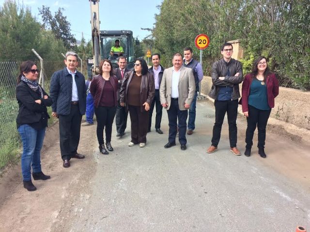 The Ministry of Public Works begins the works of the RM-C8 to improve the safety of the access road to the La Bastida deposit. The director general of Roads, Jos Antonio Fernndez, and the municipal authorities visit the works of rehabilitation of t, Foto 1