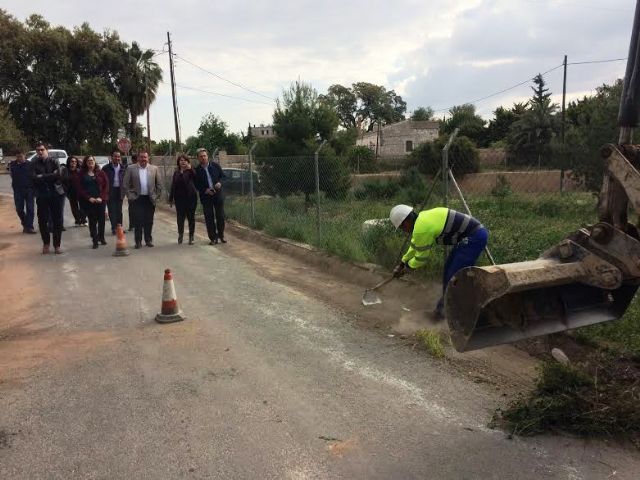 The Ministry of Public Works begins the works of the RM-C8 to improve the safety of the access road to the La Bastida deposit. The director general of Roads, Jos Antonio Fernndez, and the municipal authorities visit the works of rehabilitation of t, Foto 2