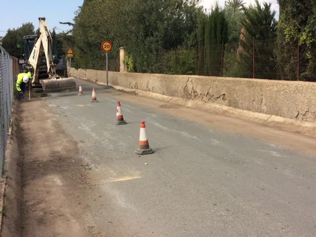 The Ministry of Public Works begins the works of the RM-C8 to improve the safety of the access road to the La Bastida deposit. The director general of Roads, Jos Antonio Fernndez, and the municipal authorities visit the works of rehabilitation of t, Foto 4