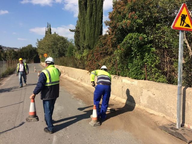 The Ministry of Public Works begins the works of the RM-C8 to improve the safety of the access road to the La Bastida deposit. The director general of Roads, Jos Antonio Fernndez, and the municipal authorities visit the works of rehabilitation of t, Foto 6