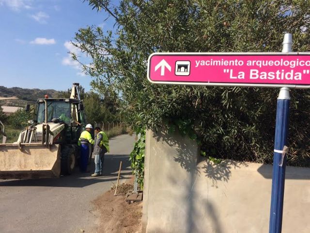 The Ministry of Public Works begins the works of the RM-C8 to improve the safety of the access road to the La Bastida deposit. The director general of Roads, Jos Antonio Fernndez, and the municipal authorities visit the works of rehabilitation of t, Foto 8