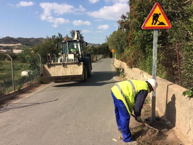 The Ministry of Public Works begins the works of the RM-C8 to improve the safety of the access road to the La Bastida deposit. The director general of Roads, Jos Antonio Fernndez, and the municipal authorities visit the works of rehabilitation of t, Foto 9