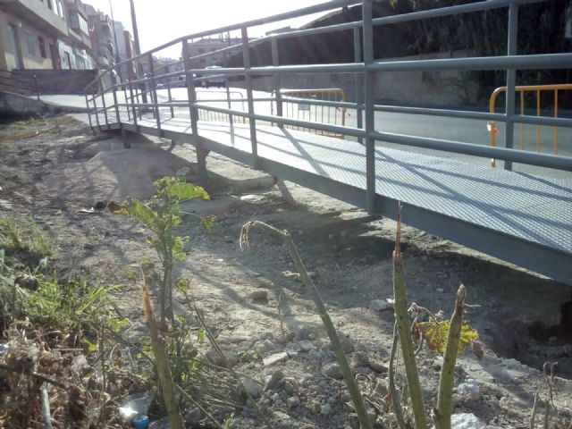 Cs tilda de “chapuza” la instalación de “una raquítica pasarela” en el paso de la Rambla del Garruchal - 2, Foto 2