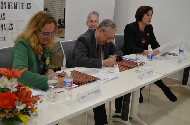 Eduardo Reina, Gerente de HLA La Vega; Manuela Marín, Presidenta de la OMEP e Isabel Franco, Directora del Observatorio de la OMEP durante la firma del Manifiesto en el Hospital HLA La Vega., Foto 1